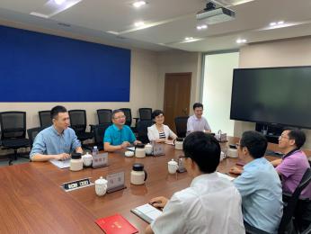 水務環(huán)境公司黨委委員、紀委書記張旭慰問三峰卡萬塔困難黨員